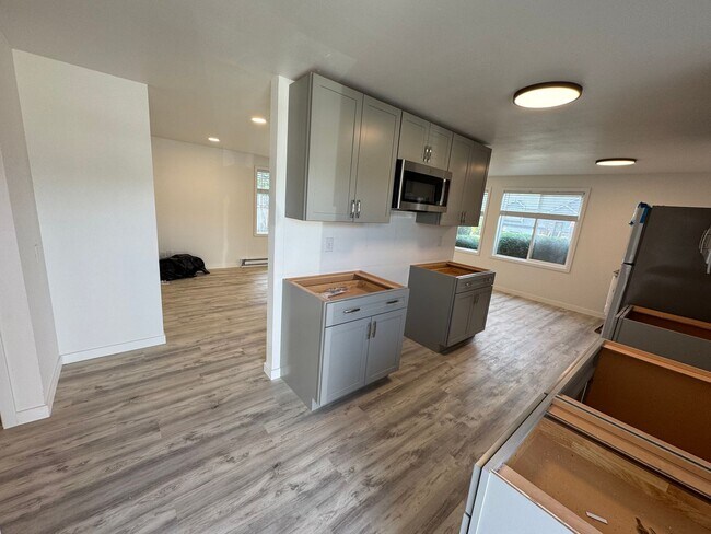 Building Photo - Newly Remodeled 2 Bedroom 1 Bathroom - Duplex