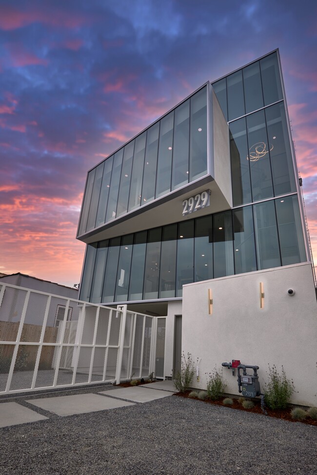 Building Photo - 2929 S La Brea Ave