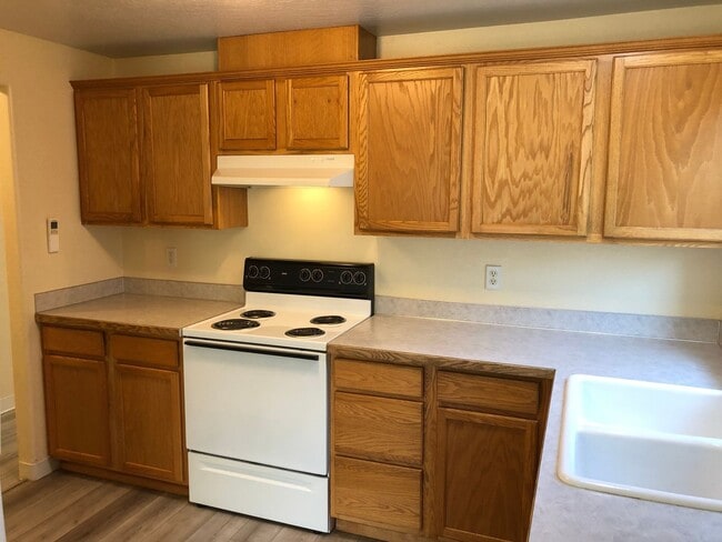 Building Photo - Beautiful 3 bedroom 2 bathroom house in a ...