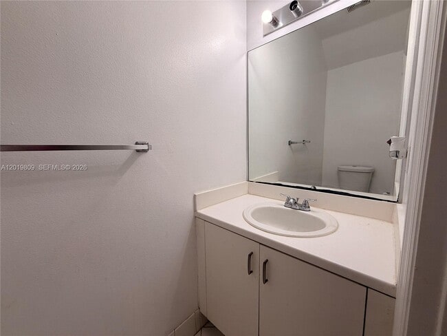 Building Photo - 2078 Madeira Dr