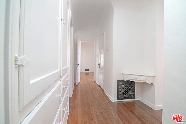 Building Photo - 1040 S Alfred St