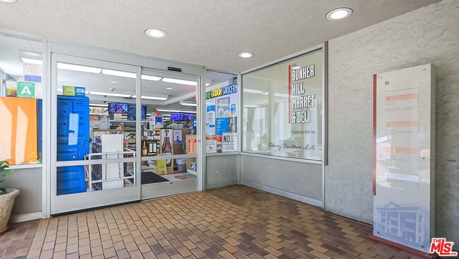 Building Photo - 800 W 1st St