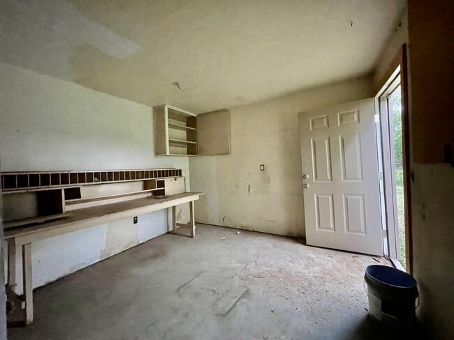 Building Photo - Newly renovated 3/1 with fenced back yard ...