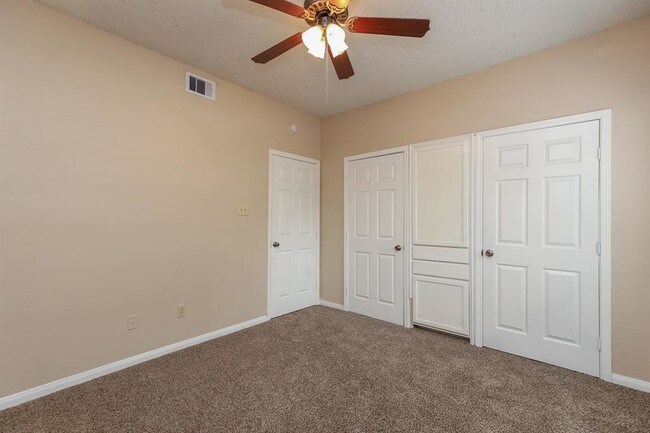 Building Photo - 17417 Red Oak Dr