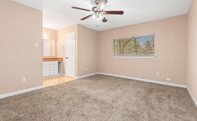 Building Photo - 4 Bedroom Home with 2 Bath and large back ...