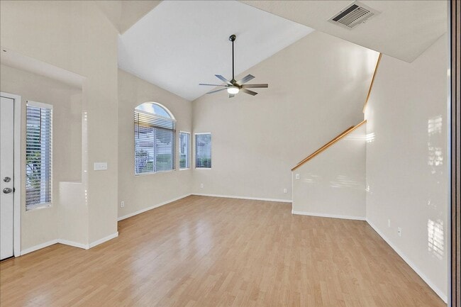 Building Photo - 2 Bedroom, 2 1/2 bath Townhome