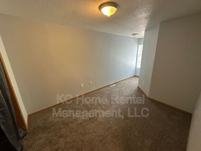 Building Photo - 1001 S Hocker Ave