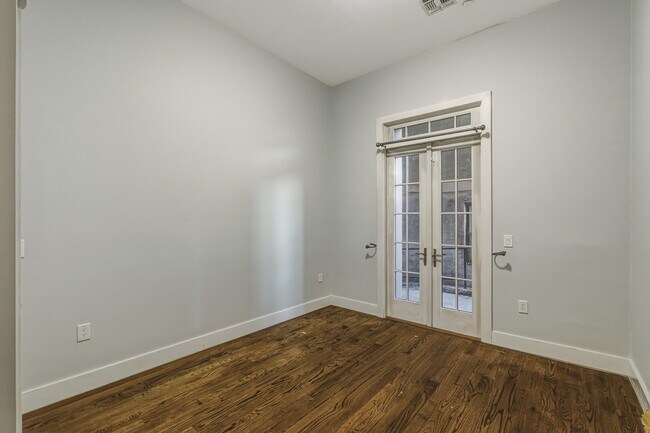 Building Photo - 304 Pavonia Ave