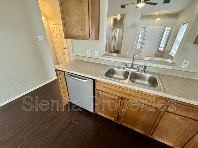 Building Photo - 295 Strawn