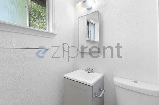 Building Photo - 2749 Fairfield St