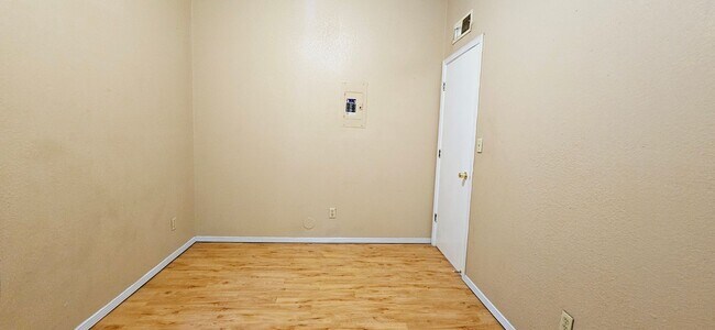 Building Photo - 1311 E San Antonio Ave