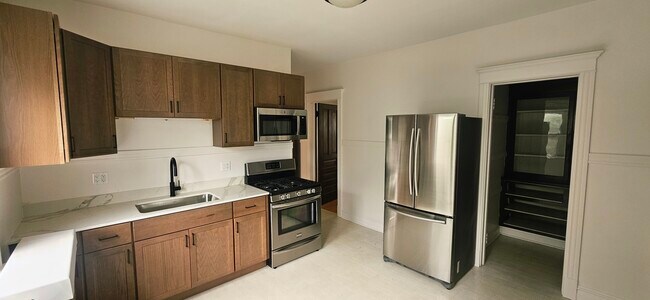 Building Photo - 608 S Grove Ave