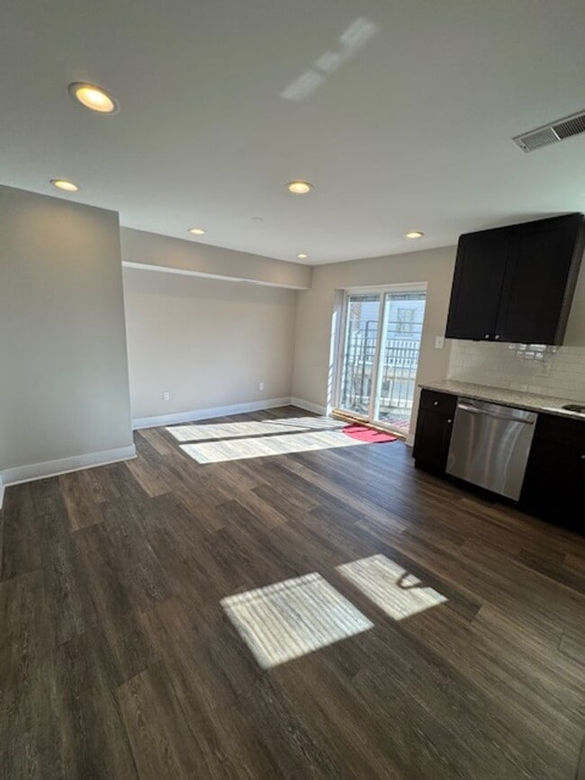 Building Photo - Beauty in Marconi Park West 3 Beds finishe...