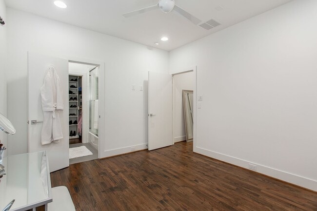 Building Photo - Modern 2 bed, 2.1 Bath townhome, walking distance to Greenville Ave