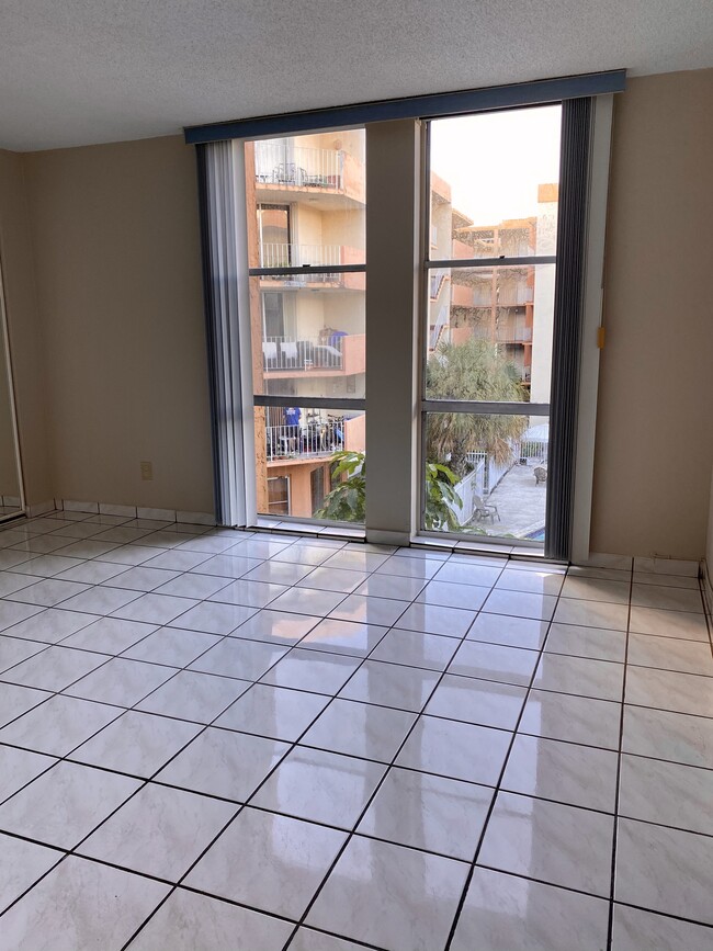 Master bedroom - 1750 W 46th St