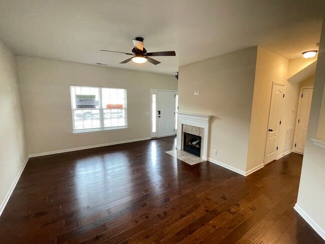 Building Photo - White House townhome- lawn care included, 1 car garage!