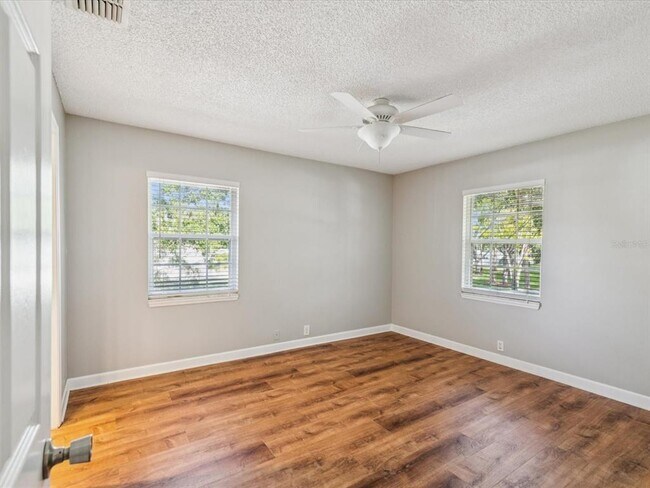 Building Photo - 5265 E Bay Dr