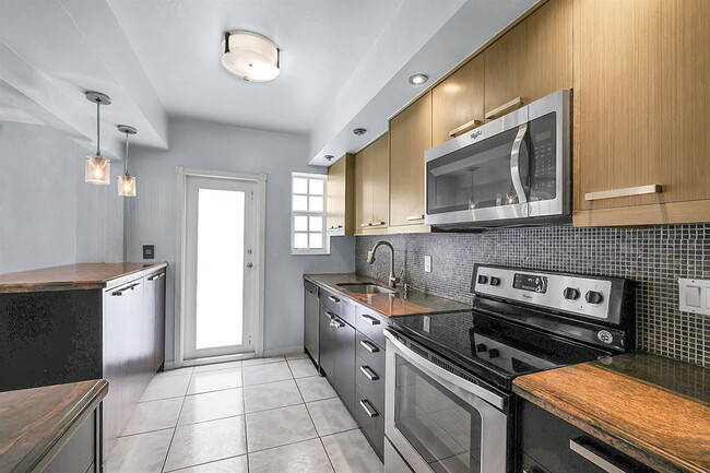 Building Photo - 462 Golden Isles Dr