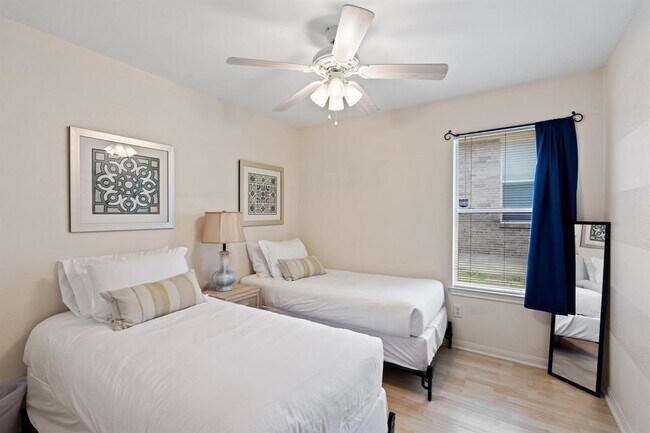 Building Photo - 1900 Melissa Oaks Ln