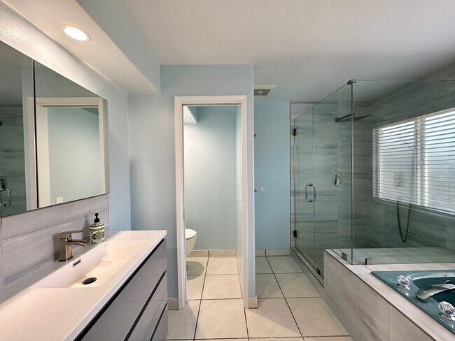 Building Photo - 4053 Sunset Ln