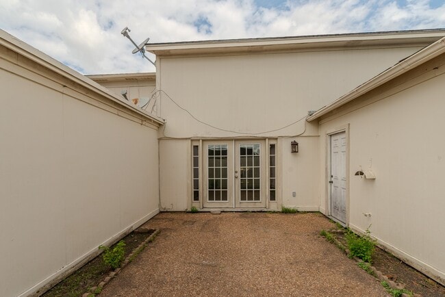 Building Photo - 5975 Townhouse Ln