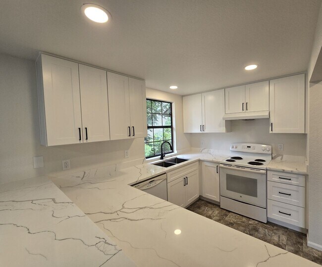 Building Photo - 2Bd/1.5Ba Kenmore Duplex