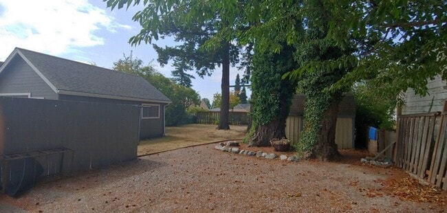 Building Photo - Charming 3 bedroom, 1.5 bathroom 1,448 sq....
