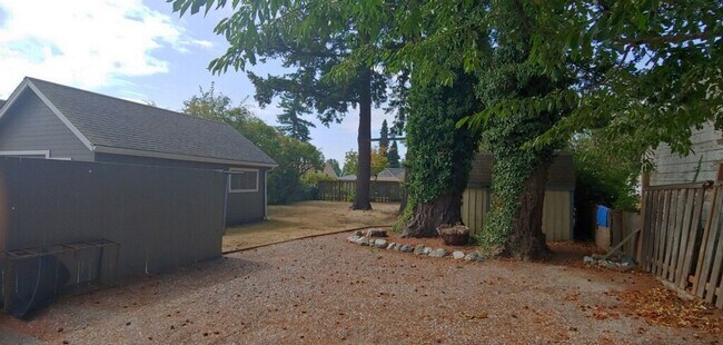Building Photo - Charming 3 bedroom, 1.5 bathroom in North ...