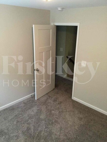 Building Photo - 18 E Newnan Rd