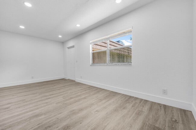 Building Photo - 154 Seville H