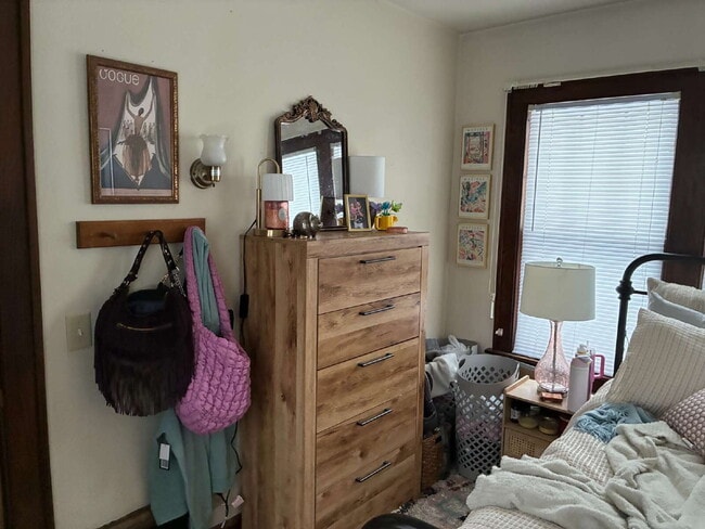 Building Photo - Great 3 Bed 1 Bath close to Water St. and UWEC! Available June 1st!