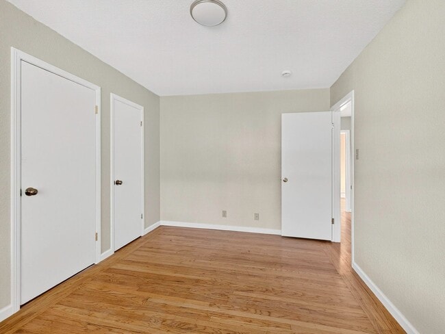 Building Photo - Single level home, convenient, charming neighborhood