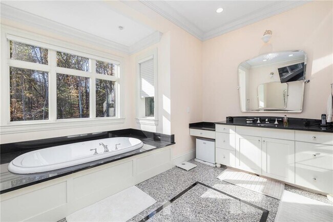 Building Photo - 524 Tillinghast Rd