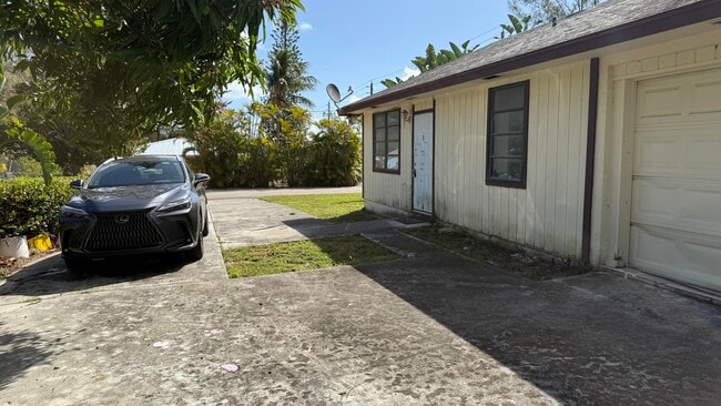 Building Photo - 2501 Oceanview Ave