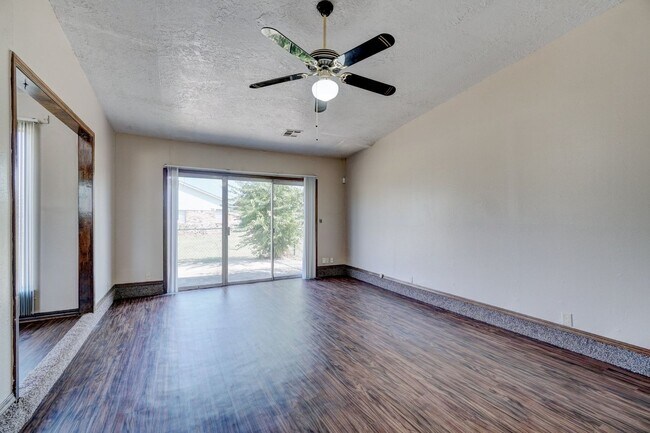 Building Photo - 2 bedroom 2 Bath 2 Car Garage Duplex Avail...