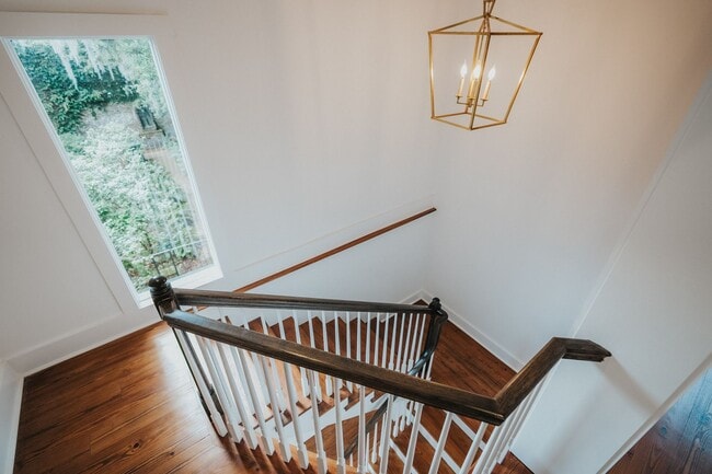 Building Photo - Renovated 2 Bedroom Carriage house off Lafayette Square