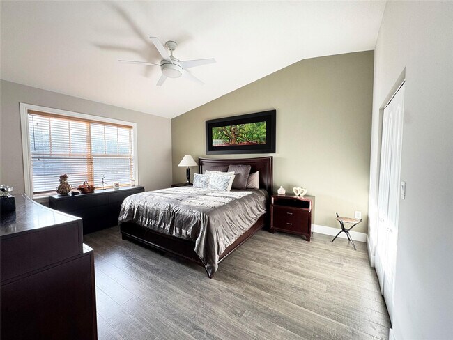 Building Photo - 303 St