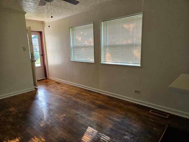 Building Photo - Oak Ridge 37830 - 1 bedroom, 1 bath Apartm...