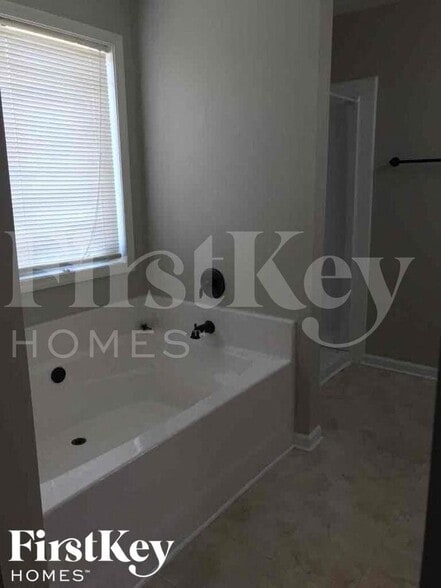 Building Photo - 260 Village Broad St