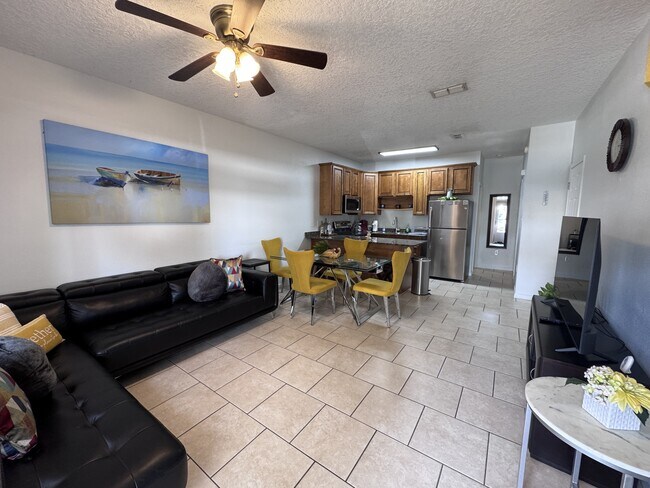 Building Photo - 1100 Century Oaks Dr