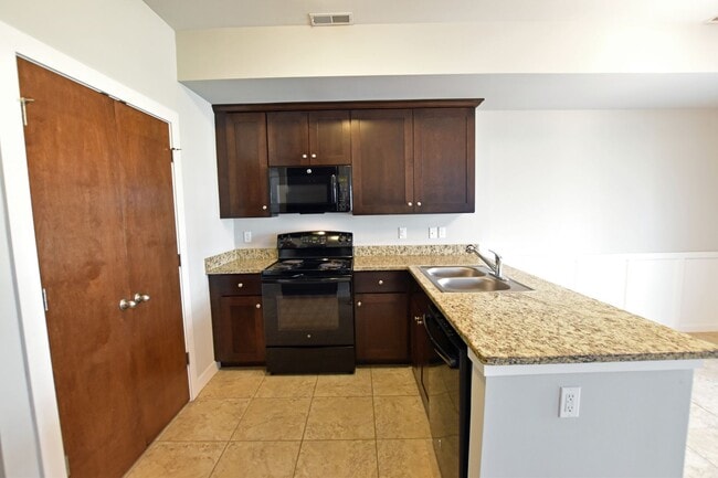 Building Photo - Shelby Twp - 3 Bedrooms, 2.5 Baths Townhouse, 2-Car Garage near Stony Creek Park