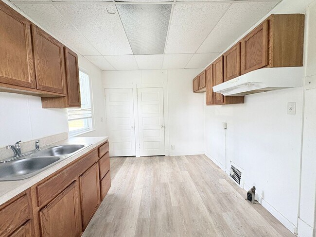 Building Photo - 1809 Oakwood Ave