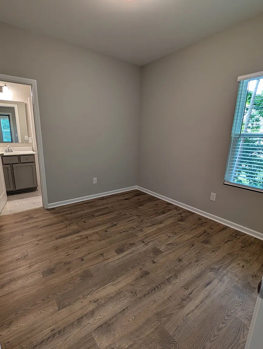 Building Photo - Room in Townhome on Reeves St