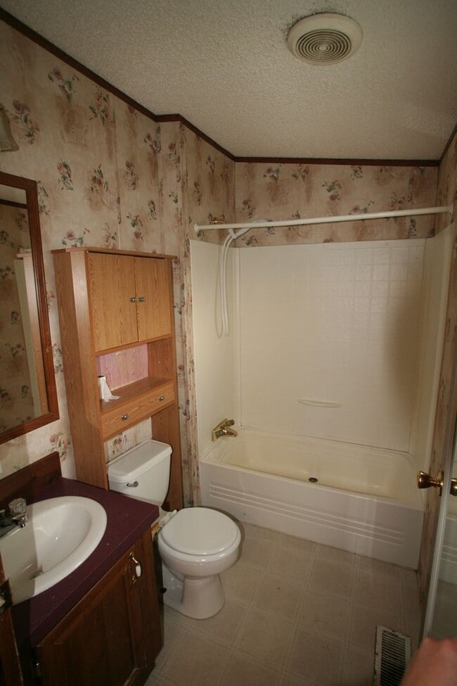 Building Photo - 3 br 2 bath manufactured centrally located