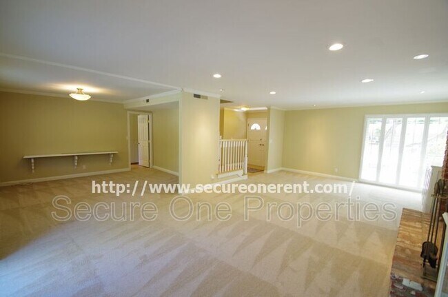 Building Photo - 5827 Fairhaven Ave