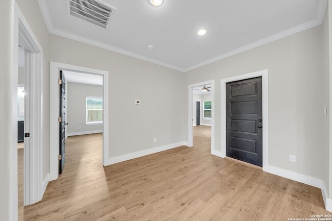 Building Photo - 4130 Moana Dr