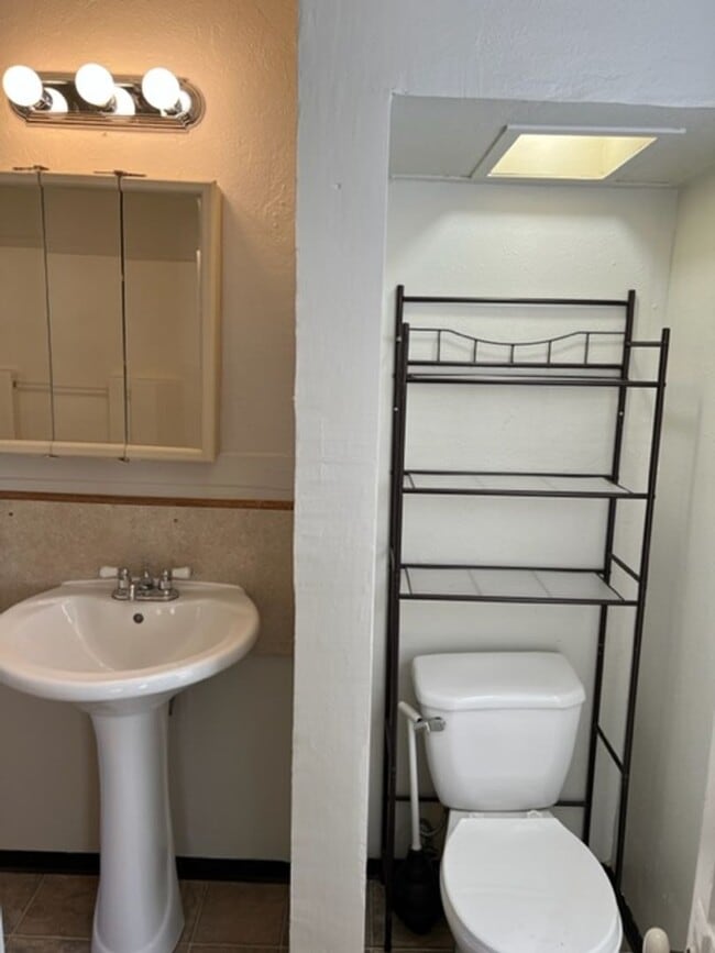 Building Photo - CHARMING OLDER 2 BEDROOM HOME W/ BUILT INS