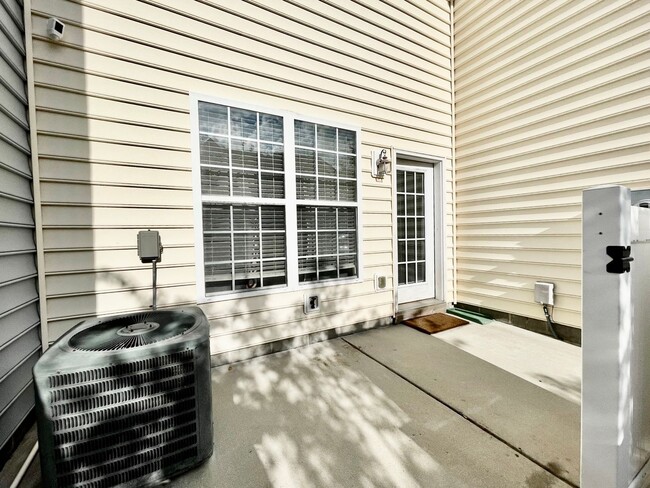 Building Photo - Ready NOW! Fabulous Townhome In Lexington!...