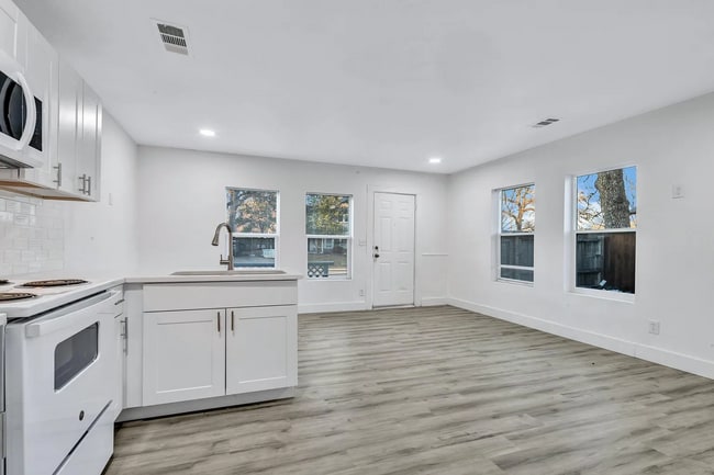 Building Photo - Darling 3/1 Duplex in Oakhurst
