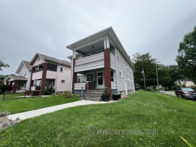 Building Photo - 2832-2834 Indianola Avenue